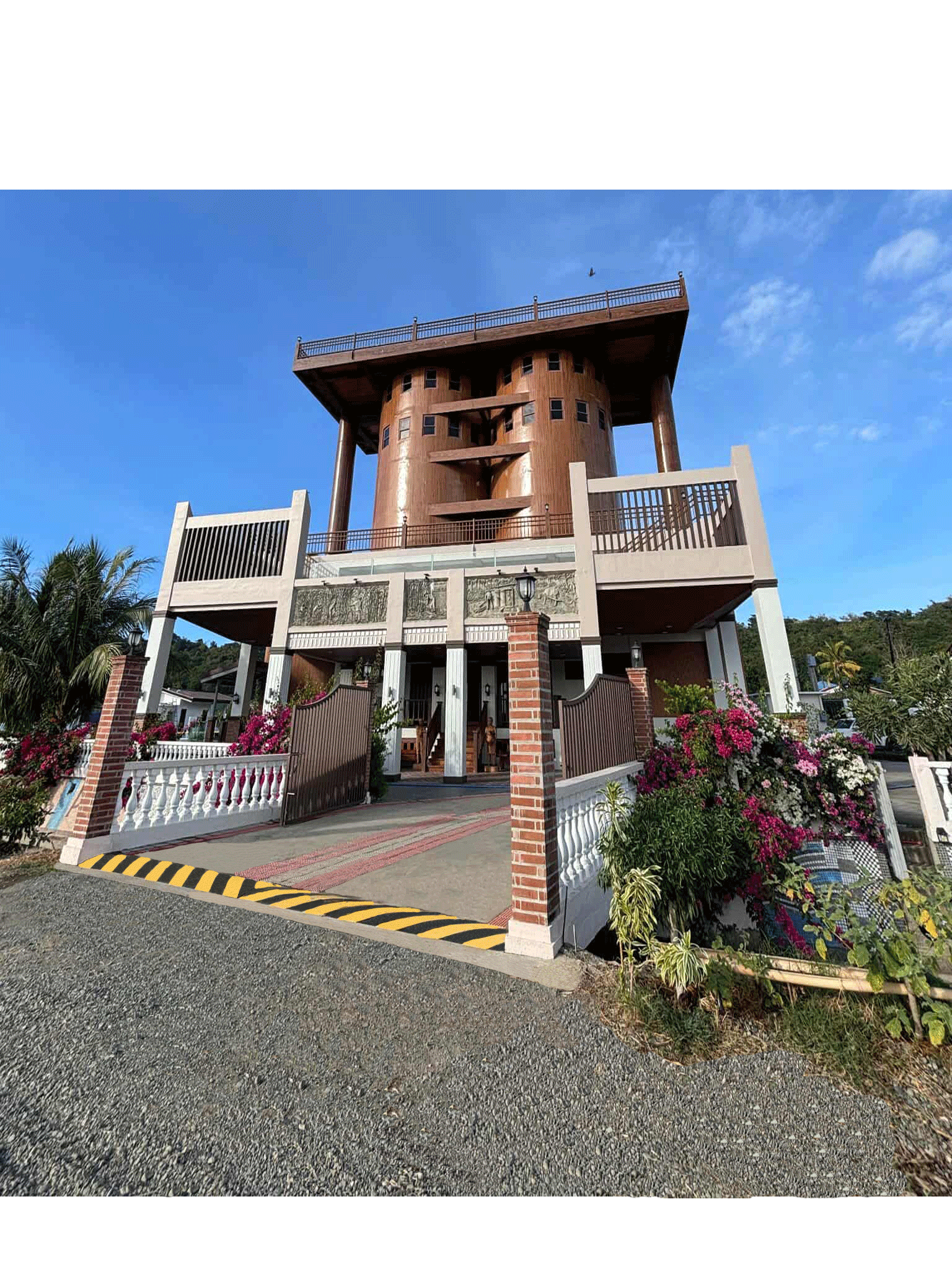 Dadapilan Hotel exterior