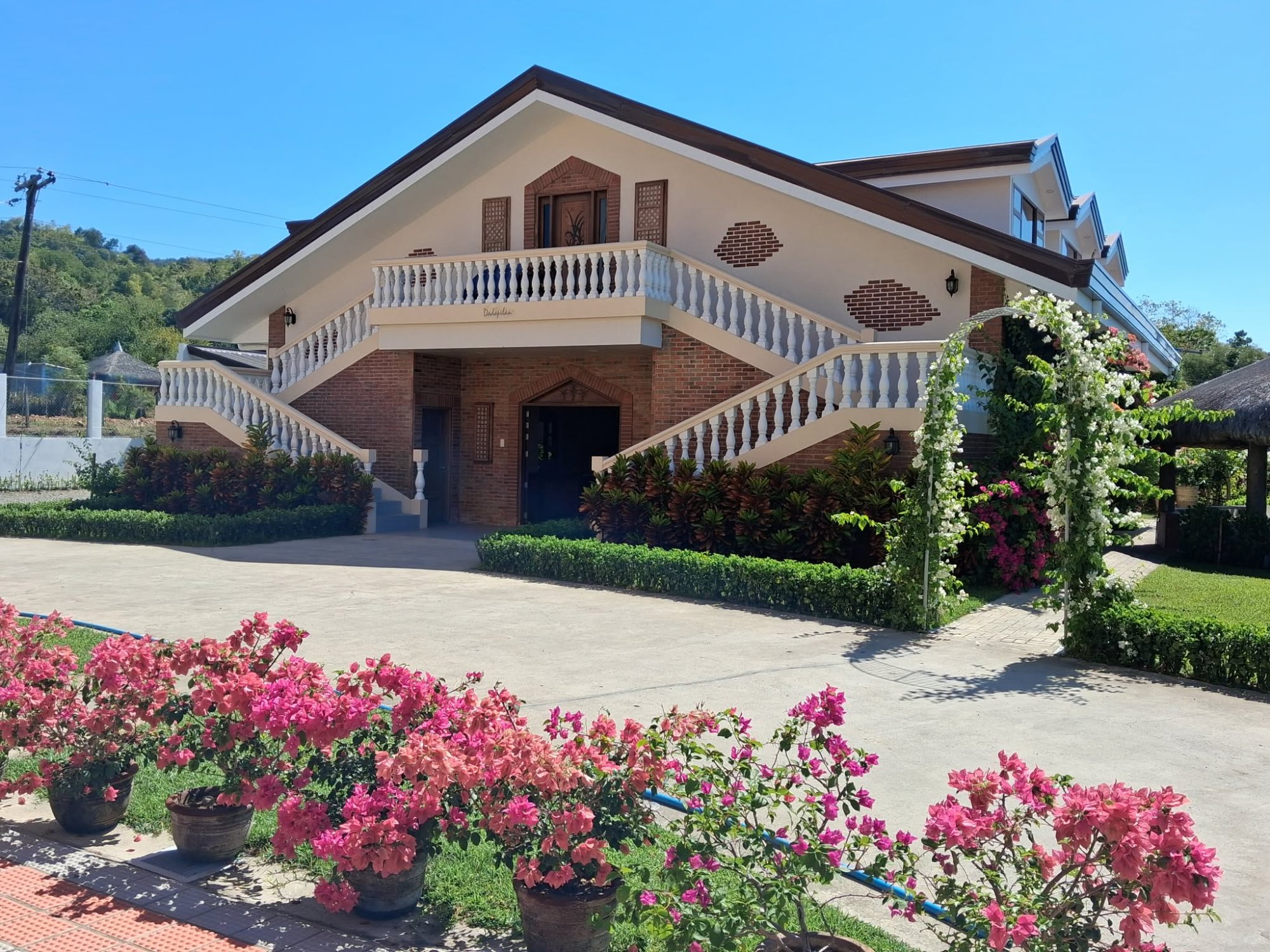 Dadapilan Hotel exterior